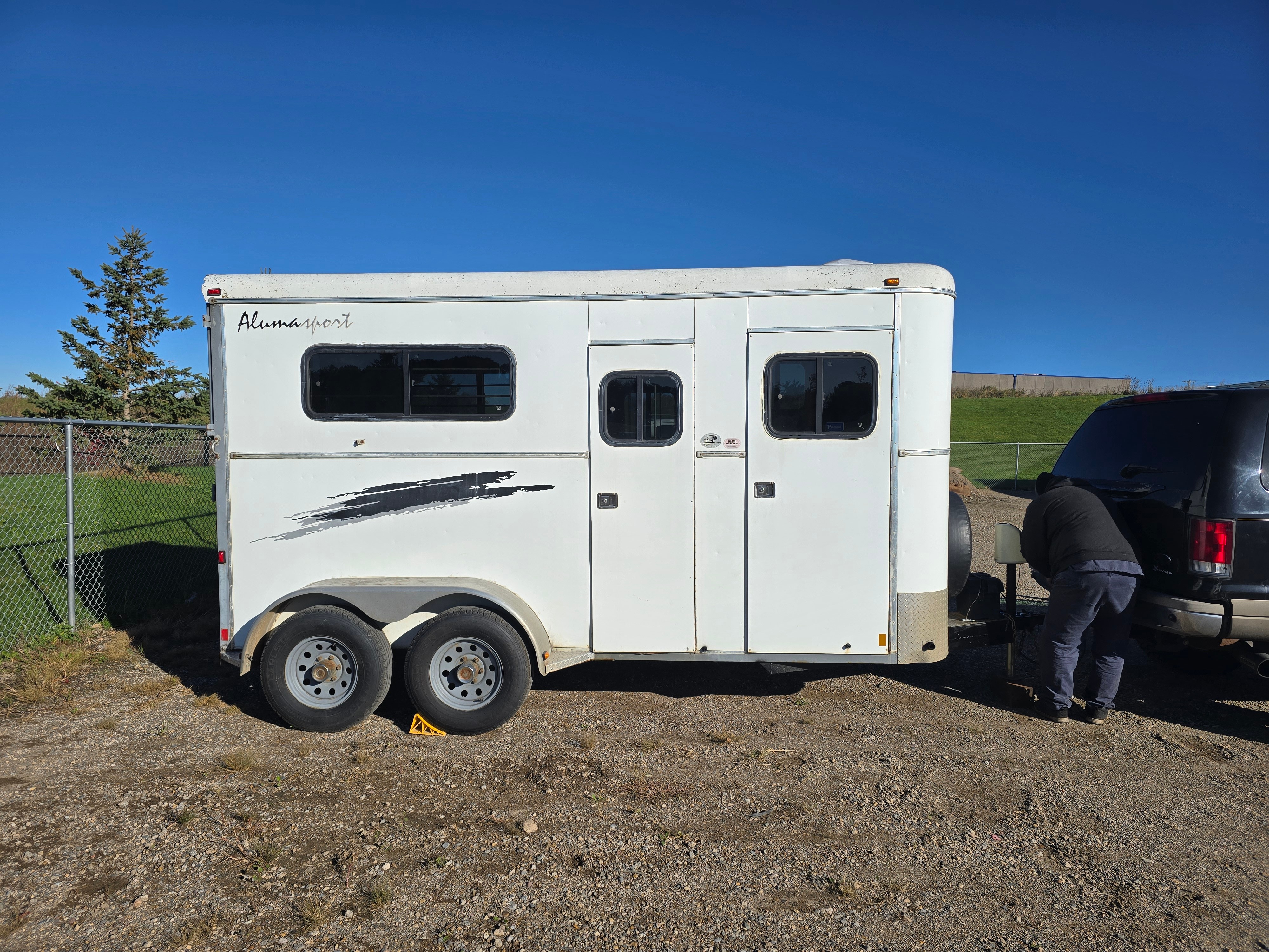 16ft Bison Alumasport horse trailer rental - lightweight aluminum construction