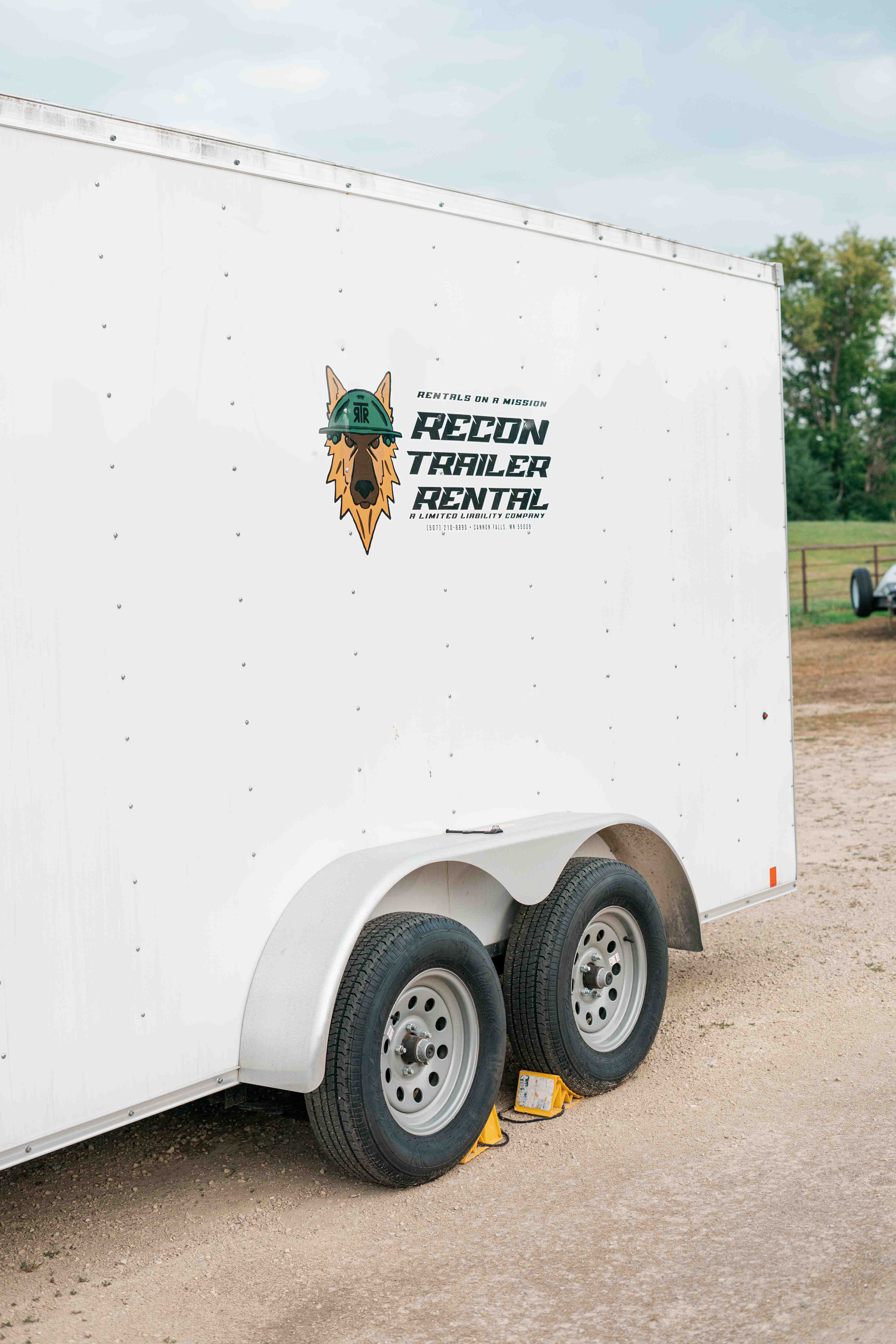 7x16 enclosed trailer exterior side view with Recon branding