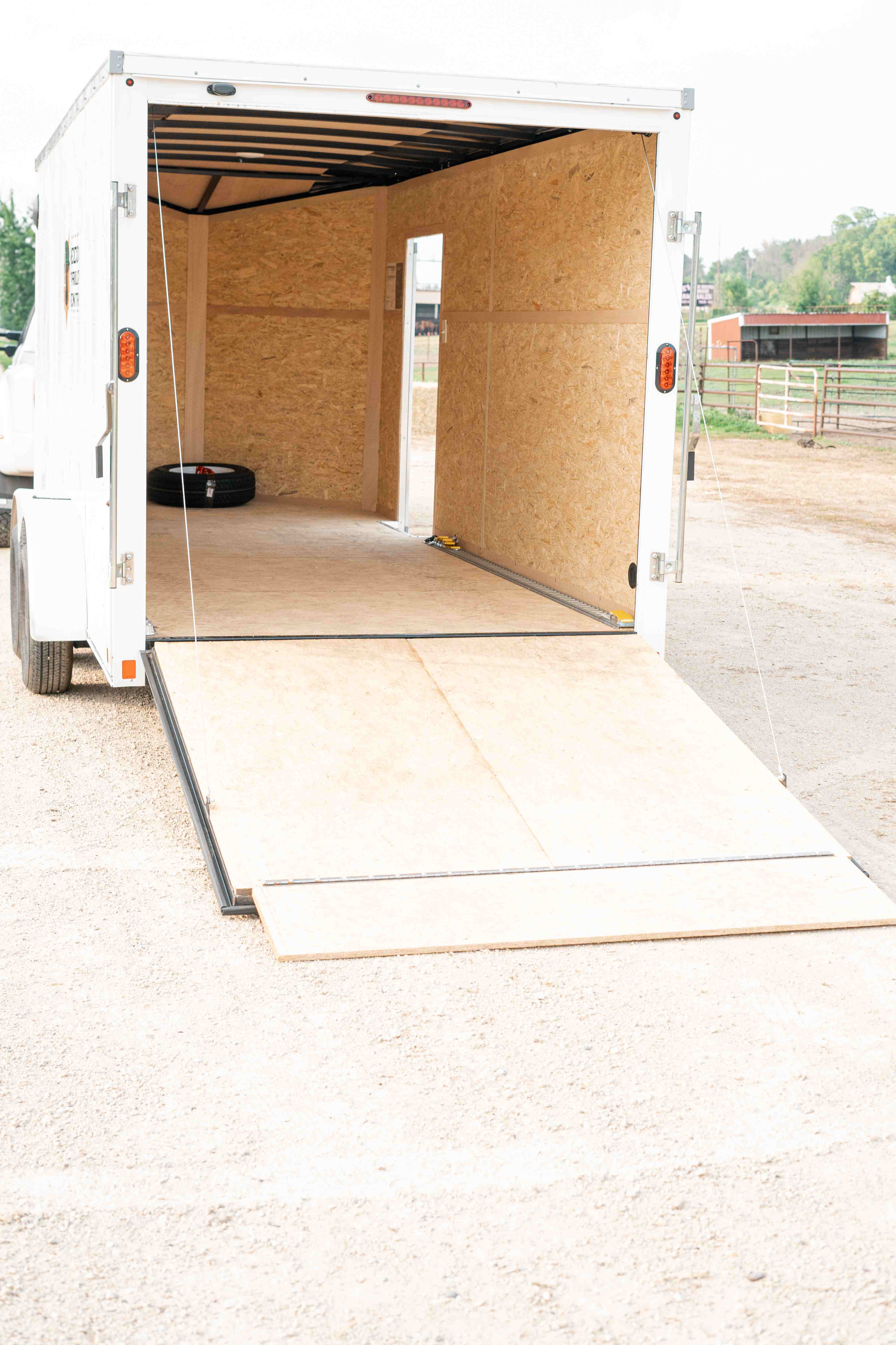 7x16 enclosed trailer rear exterior view