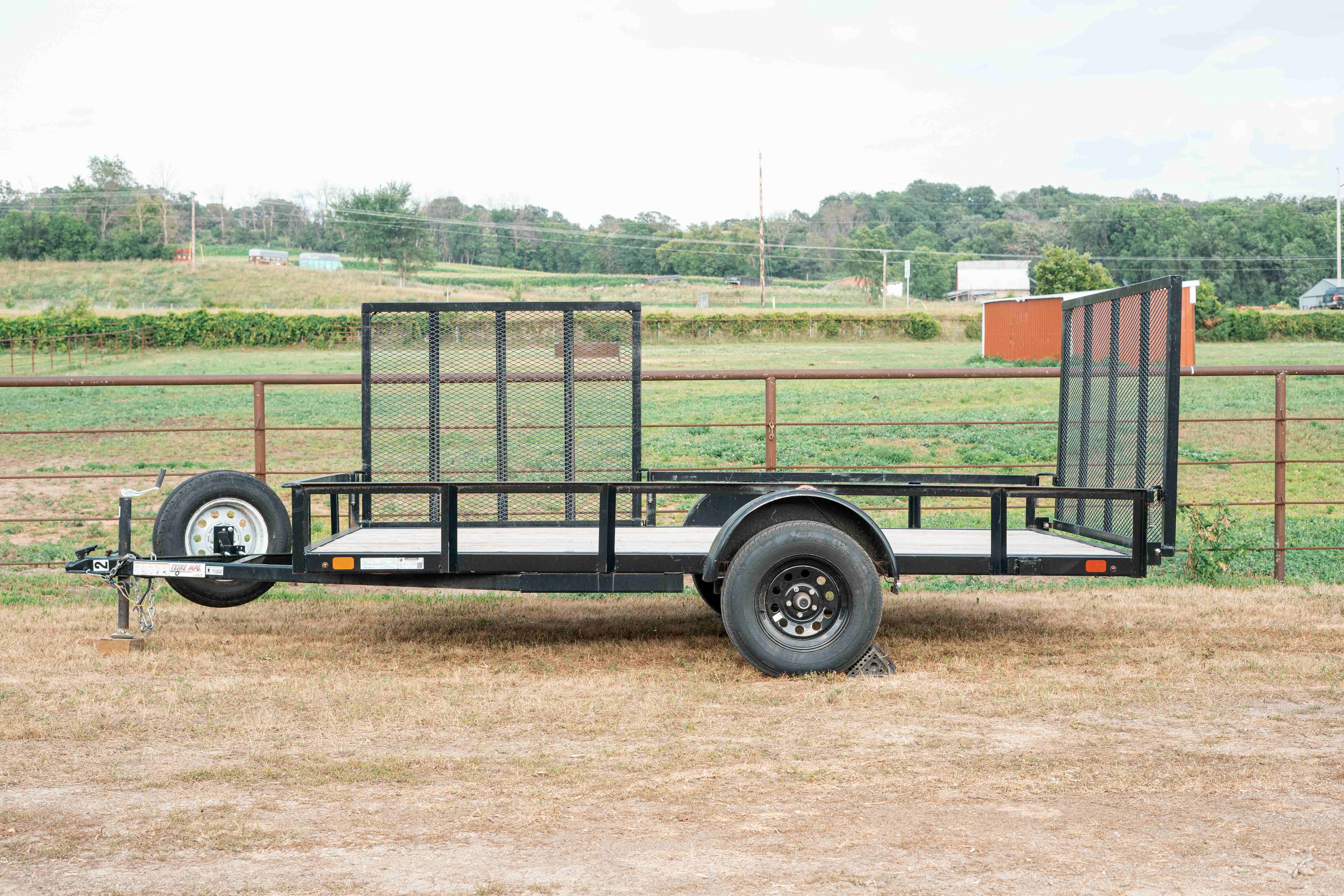 Teske trailer side rails and tandem wheel area